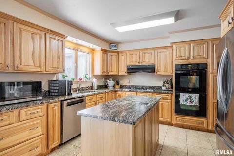 Tiny photo for 105 Woodlake Lane, Eldorado, IL 62930 (MLS # EB460662)