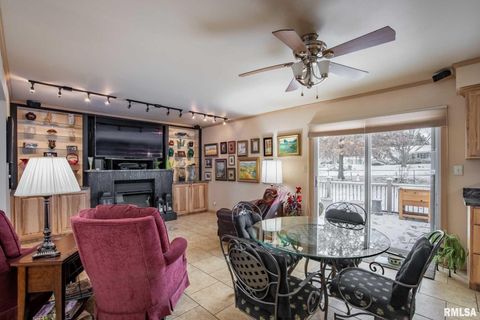 Tiny photo for 105 Woodlake Lane, Eldorado, IL 62930 (MLS # EB460662)