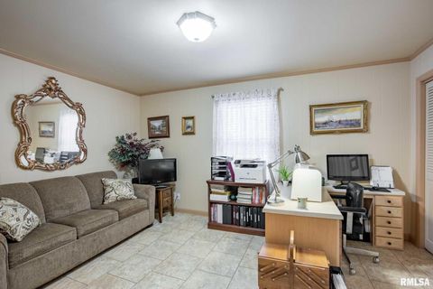 Tiny photo for 105 Woodlake Lane, Eldorado, IL 62930 (MLS # EB460662)