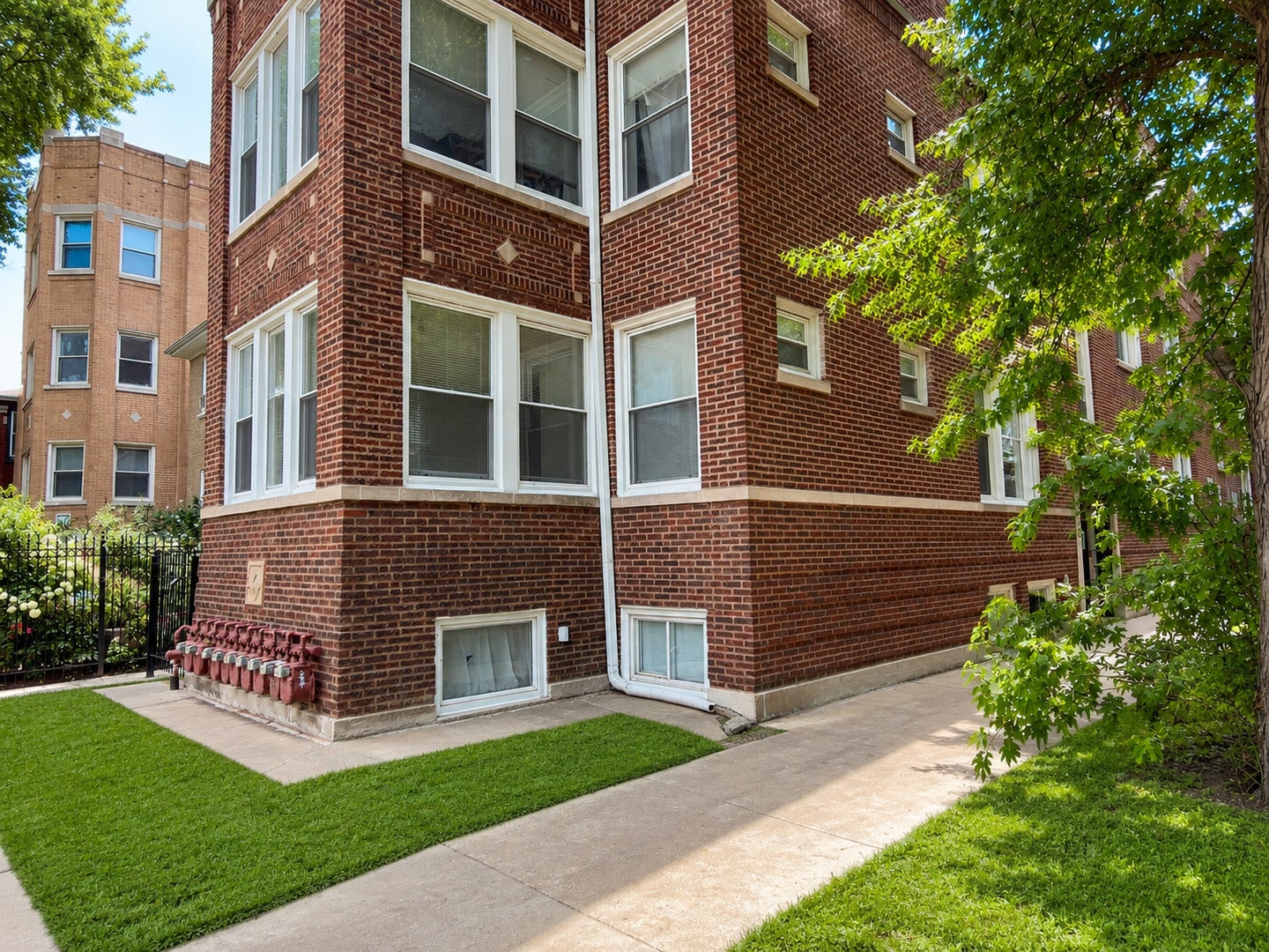 3105 W Argyle Street 1
