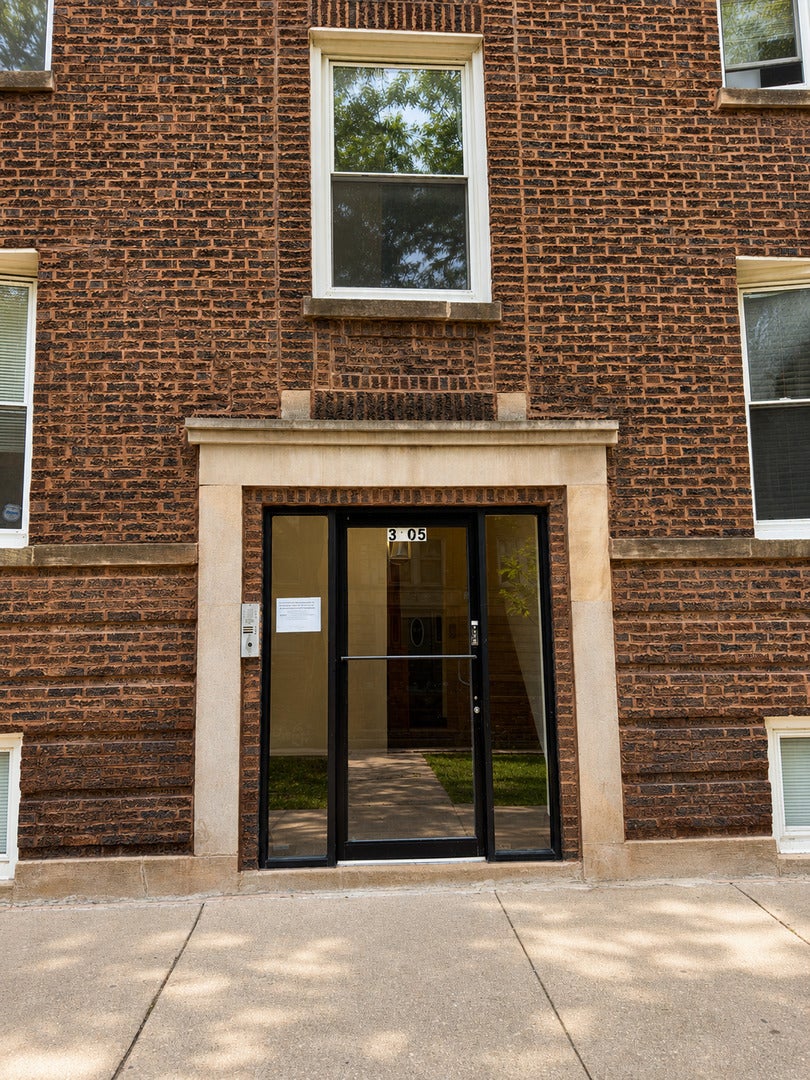 3105 W Argyle Street 1