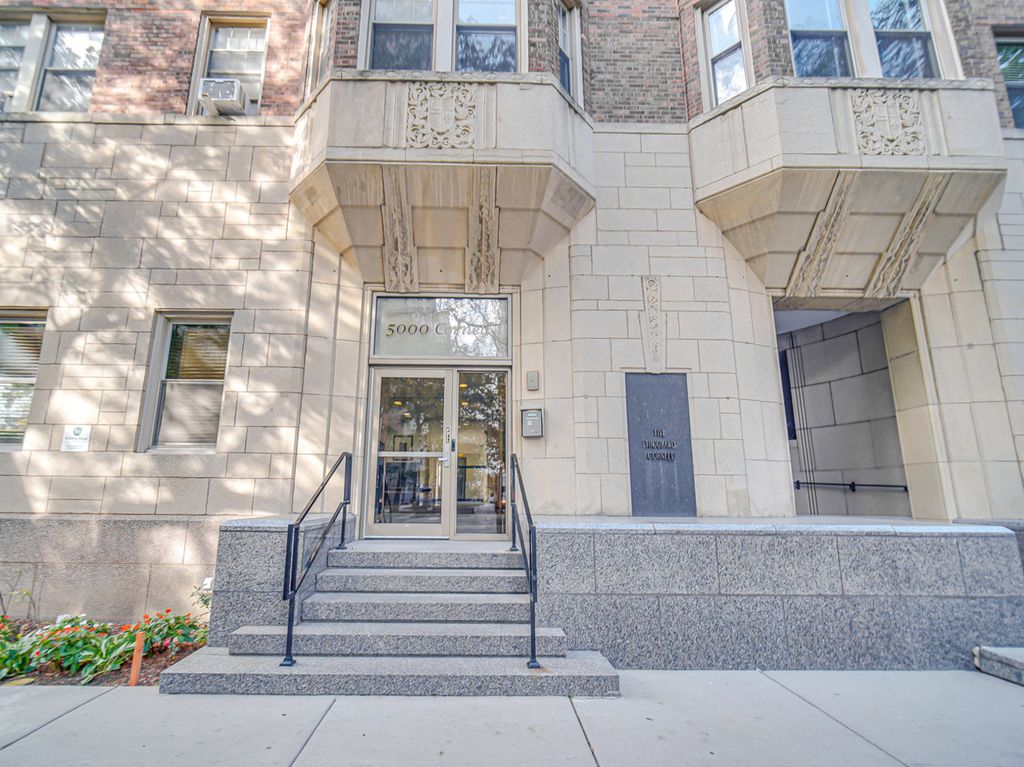 Photo for 5000 S Cornell Avenue #6C, Chicago, IL 60615 (MLS # 12508608)