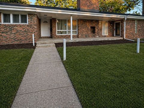 Photo of 800 ELM Street, Flossmoor, IL 60422 (MLS # 12631671)
