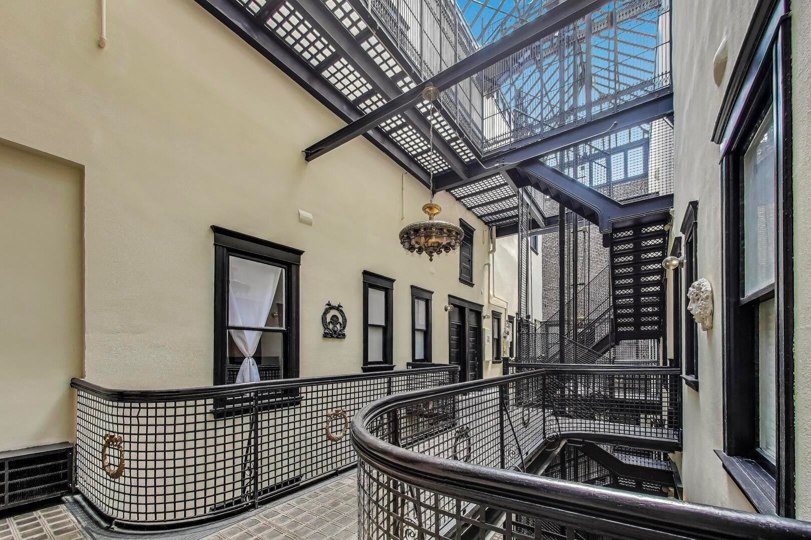 2800 N Pine Grove Avenue 8CD