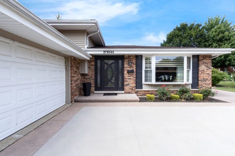 Tiny photo for 17W544 Sutton Place, Darien, IL 60561 (MLS # 12714656)