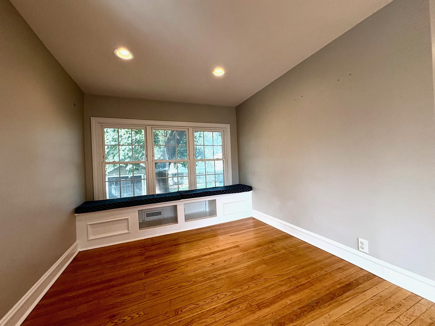 9210 S Trumbull Avenue