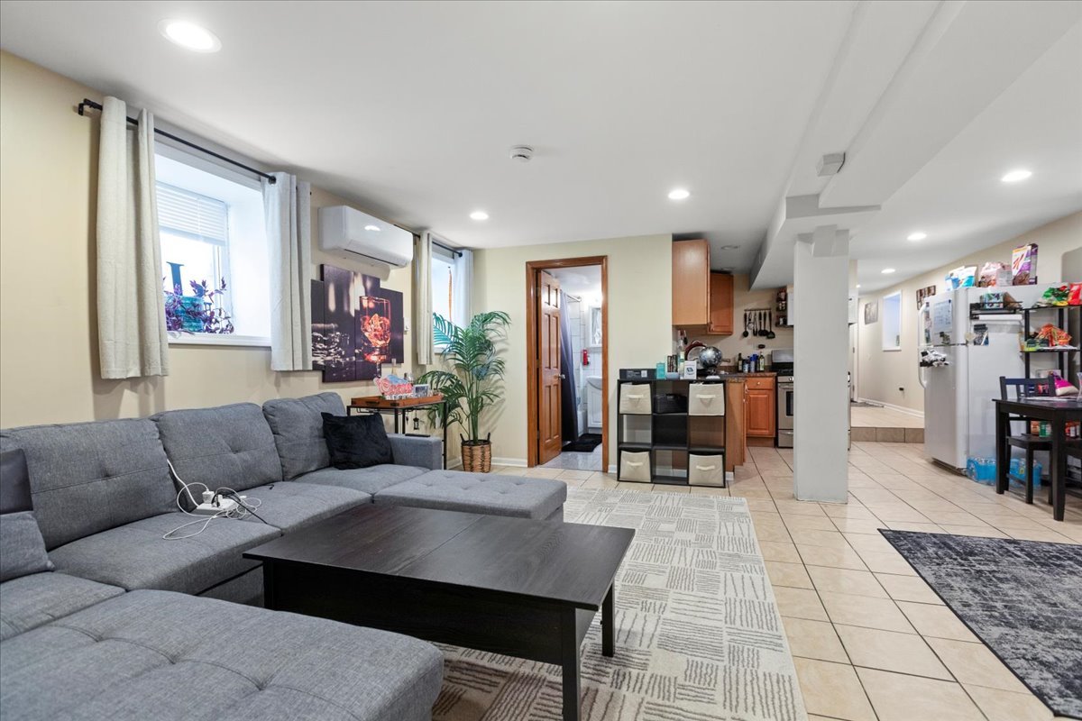 2028 N Hamlin Avenue Basement