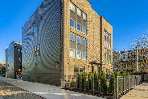 Photo of 4446 S Drexel Boulevard #B, Chicago, IL 60653 (MLS # 12561048)