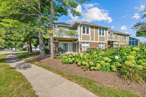 Tiny photo for 1405 SUTTON Court #1405, Vernon Hills, IL 60061 (MLS # 12693296)