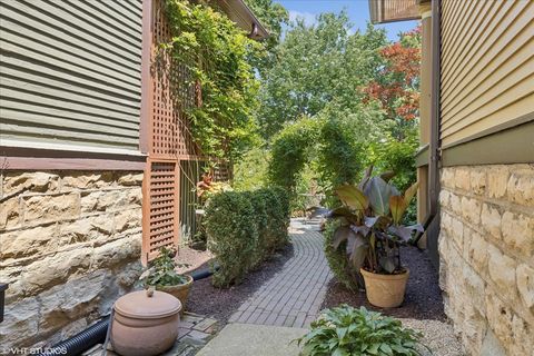 Tiny photo for 227 S Euclid Avenue, Oak Park, IL 60302 (MLS # 12085838)