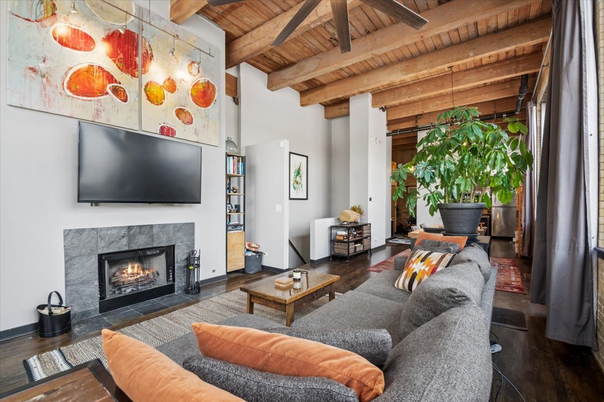 2201 W Wabansia Avenue 5