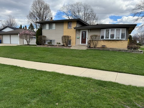 Photo of 801 E Greenwood Drive, Mount Prospect, IL 60056 (MLS # 12791198)