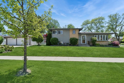 Tiny photo for 801 E Greenwood Drive, Mount Prospect, IL 60056 (MLS # 12791198)