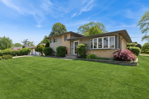Tiny photo for 801 E Greenwood Drive, Mount Prospect, IL 60056 (MLS # 12791198)