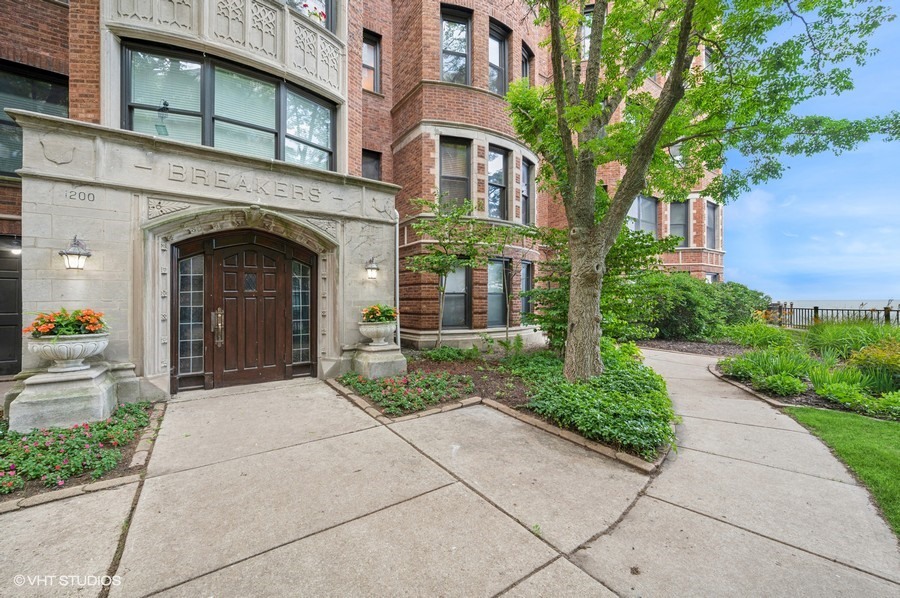 1200 W Sherwin Avenue 2A