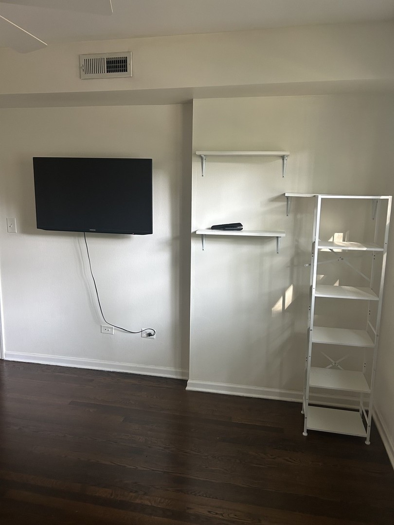 1538 W Chase Avenue 2S