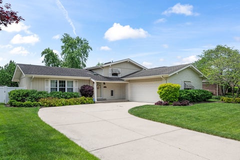 Photo of 1211 W Haven Drive, Arlington Heights, IL 60005 (MLS # 12675912)