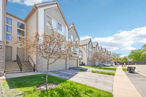 Tiny photo for 673 E FOUNTAINVIEW Drive #673, Mundelein, IL 60060 (MLS # 12687302)