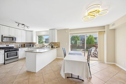 Tiny photo for 673 E FOUNTAINVIEW Drive #673, Mundelein, IL 60060 (MLS # 12687302)