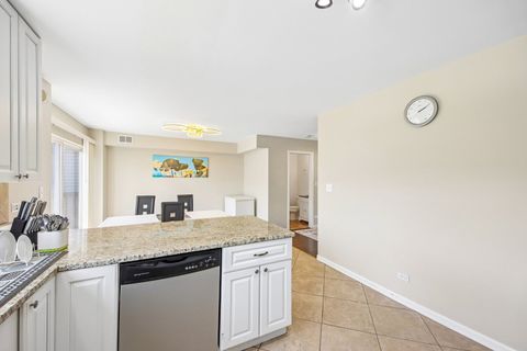 Tiny photo for 673 E FOUNTAINVIEW Drive #673, Mundelein, IL 60060 (MLS # 12687302)