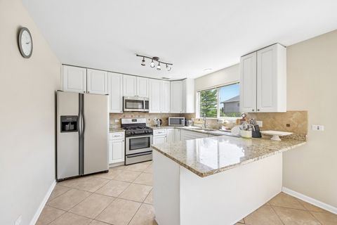 Tiny photo for 673 E FOUNTAINVIEW Drive #673, Mundelein, IL 60060 (MLS # 12687302)