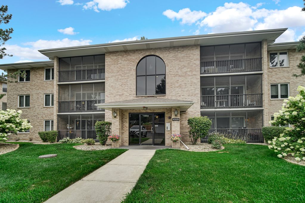 Photo for 4930 134th Court #312, Crestwood, IL 60418 (MLS # 12435531)