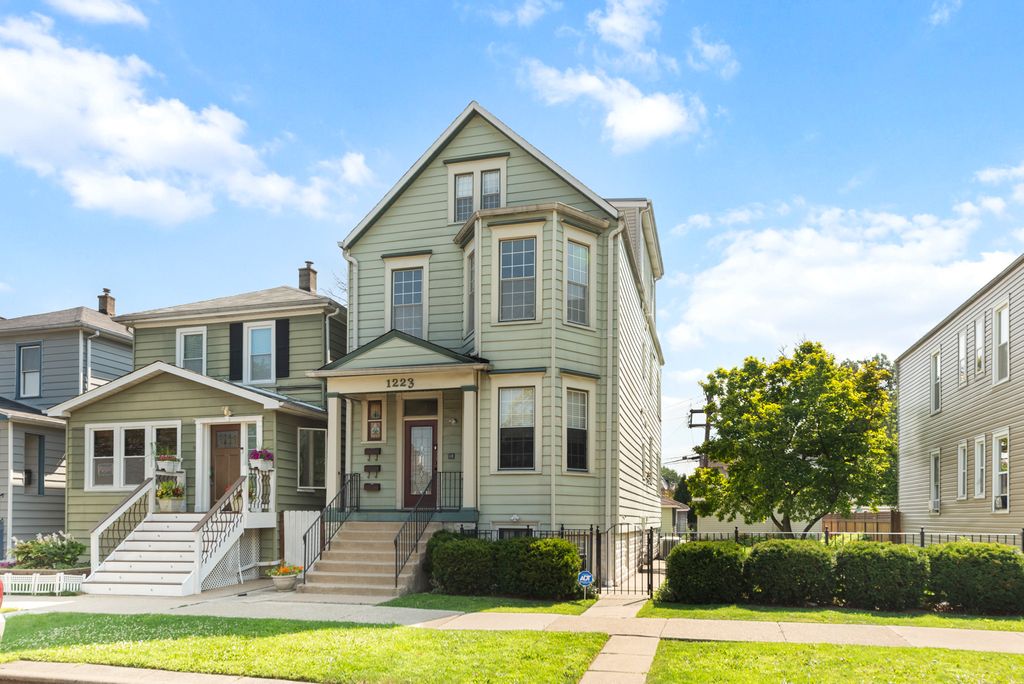 Photo for 1223 S ELMWOOD Avenue #TWO, Berwyn, IL 60402 (MLS # 12507223)
