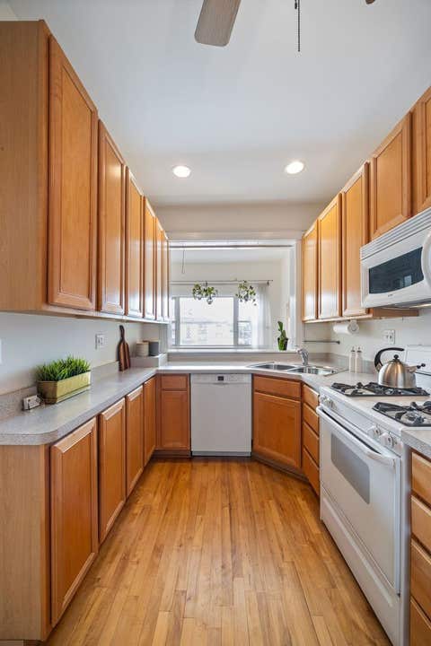 Tiny photo for 711 Washington Boulevard #2E, Oak Park, IL 60302 (MLS # 12715548)