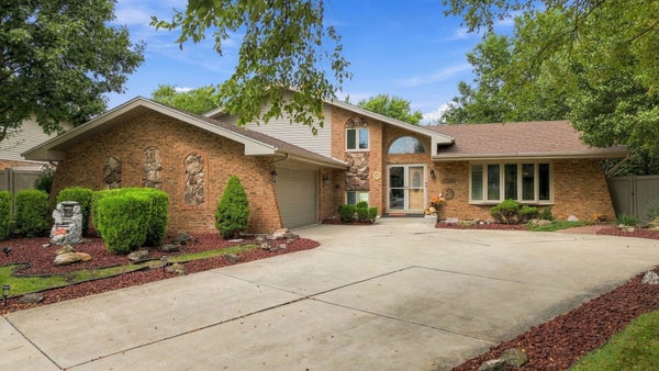 8040 CHIPPEWA TRL, TINLEY PARK, IL 60477 - Image 9bacf71965864c81f856d4b1ba0c6f51/1307658167