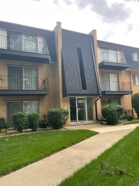 Photo of 4821 W 109th Street #201, Oak Lawn, IL 60453 (MLS # 12682845)