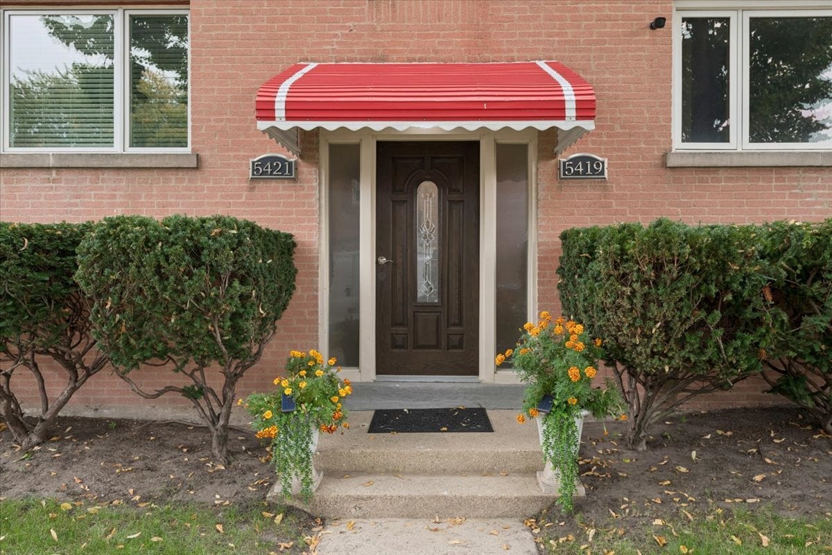 5421 N Washtenaw Avenue 2N