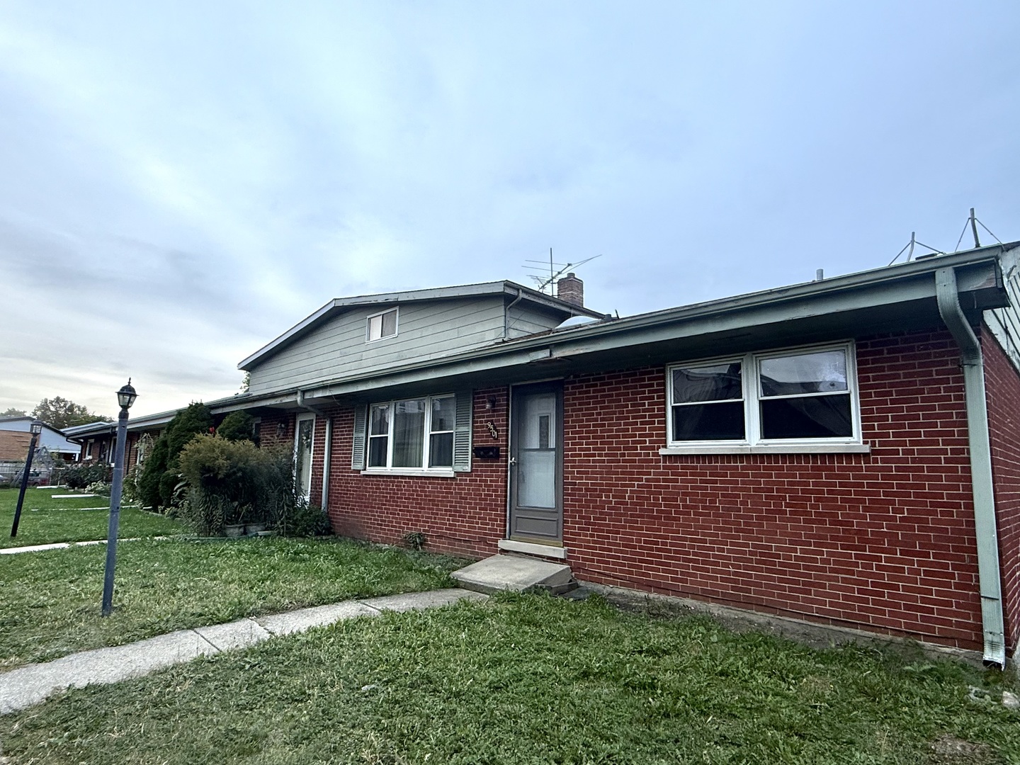 Des Plaines, Illinois 60016, United States, 3 Bedrooms Bedrooms, ,2 BathroomsBathrooms,Residential,Active,228468