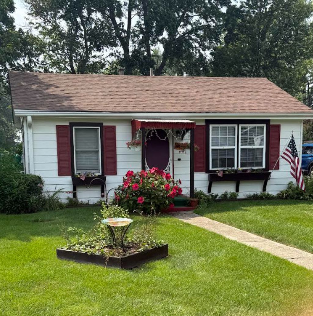 Photo for 101 Oakleaf Road, Lake In The Hills, IL 60156 (MLS # 12496996)
