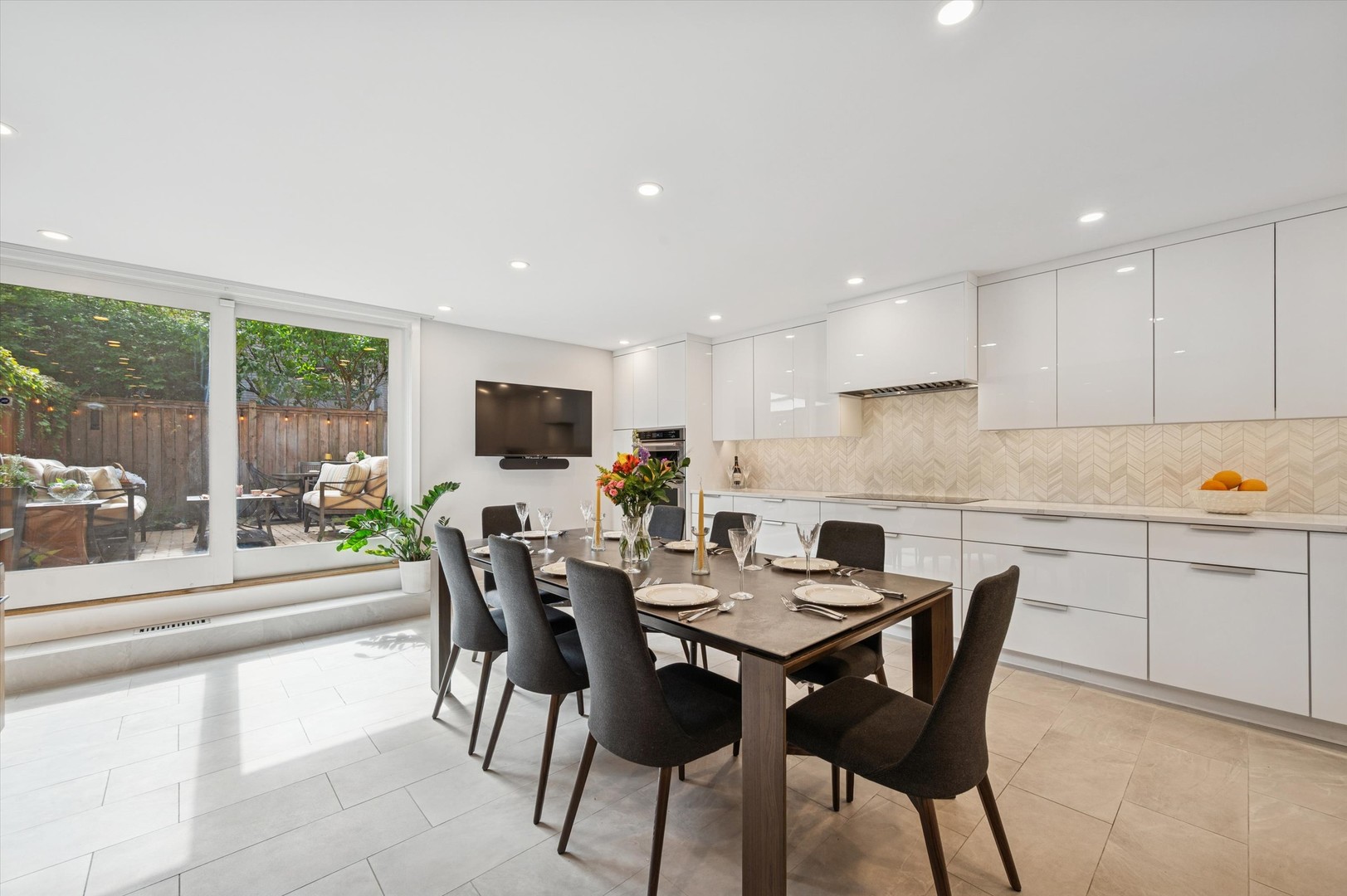 557 W Eugenie Street