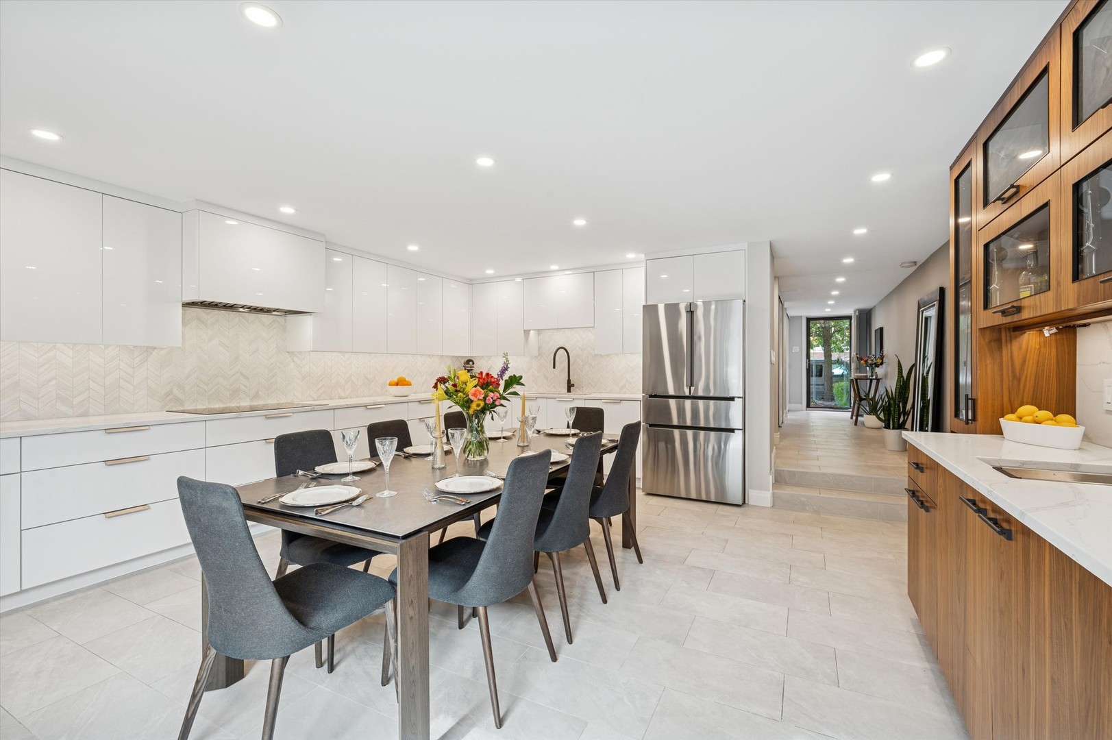 557 W Eugenie Street