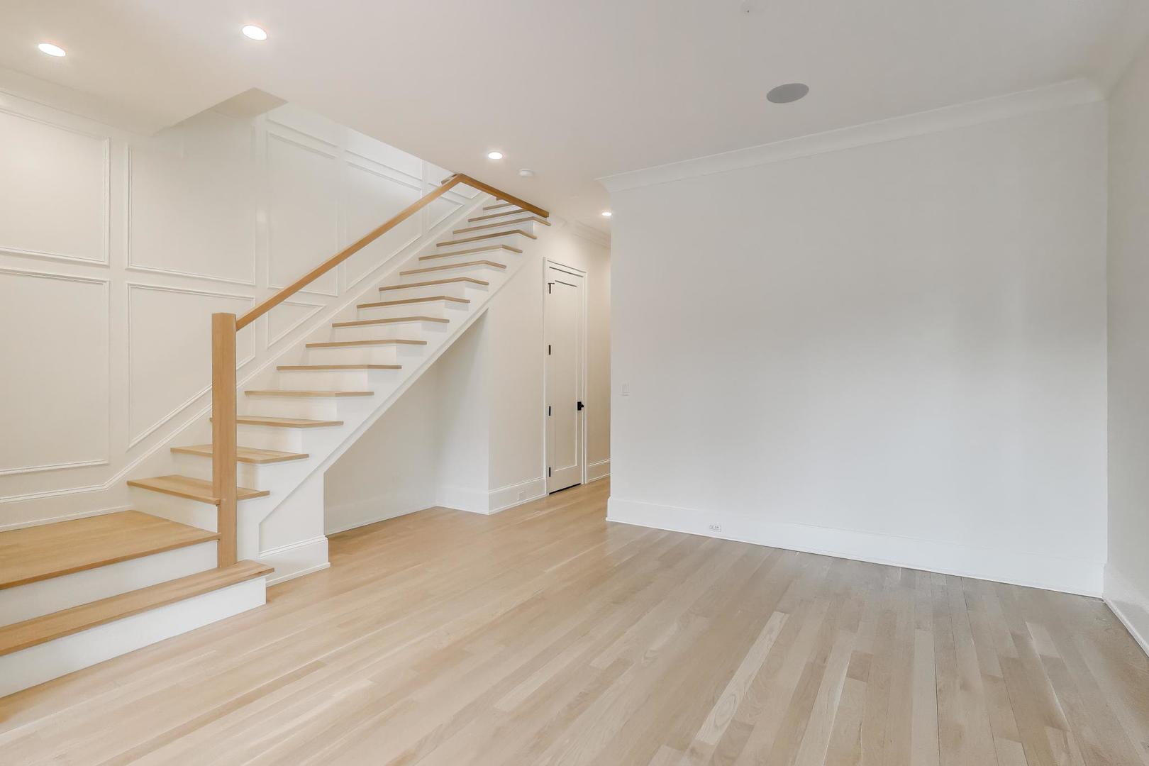 1910 W Fletcher Street