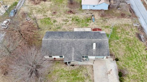 Tiny photo for 1103 Oliver Street, Benton, IL 62812 (MLS # 100000071)