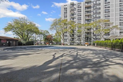 Tiny photo for 9001 Golf Road #5B, Des Plaines, IL 60016 (MLS # 12526179)