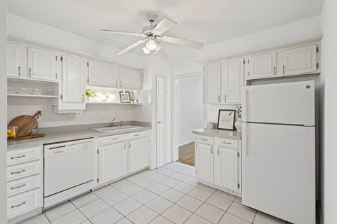 Tiny photo for 9001 Golf Road #5B, Des Plaines, IL 60016 (MLS # 12526179)