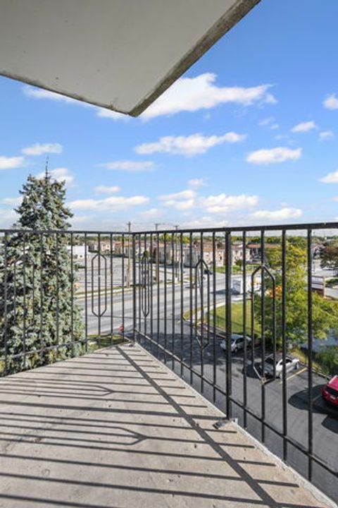 Tiny photo for 9001 Golf Road #5B, Des Plaines, IL 60016 (MLS # 12526179)