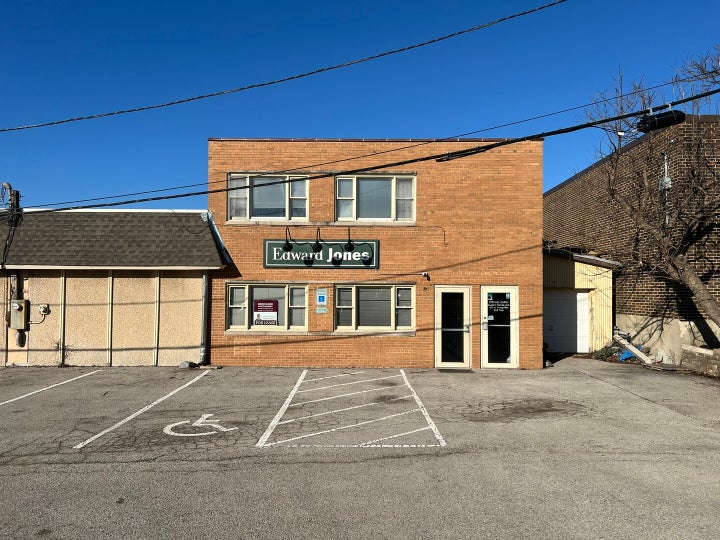 Photo 1 of 8 — 401 W Irving Park Road 1, Itasca, IL 60143