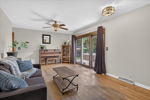 Tiny photo for 913 S Lancaster Street, Mount Prospect, IL 60056 (MLS # 12769548)
