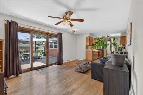 Tiny photo for 913 S Lancaster Street, Mount Prospect, IL 60056 (MLS # 12769548)