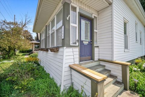 Tiny photo for 1205 E Oakland Avenue, Bloomington, IL 61701 (MLS # 12441585)