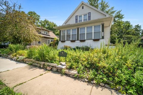 Tiny photo for 1205 E Oakland Avenue, Bloomington, IL 61701 (MLS # 12441585)