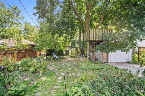 Tiny photo for 1205 E Oakland Avenue, Bloomington, IL 61701 (MLS # 12441585)