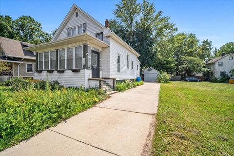 Photo of 1205 E Oakland Avenue, Bloomington, IL 61701 (MLS # 12441585)