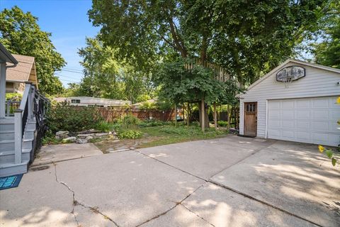 Tiny photo for 1205 E Oakland Avenue, Bloomington, IL 61701 (MLS # 12441585)