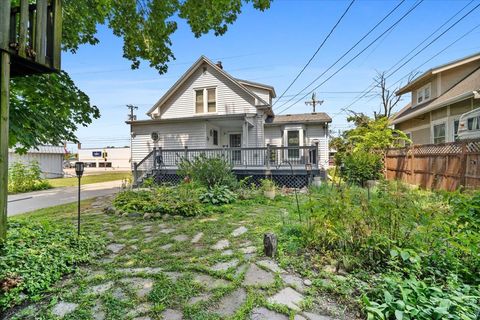 Tiny photo for 1205 E Oakland Avenue, Bloomington, IL 61701 (MLS # 12441585)