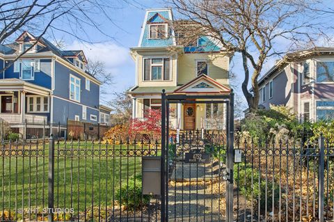 4752 N BEACON Street Chicago IL 60613